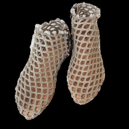 Woven boots in natural raffia
